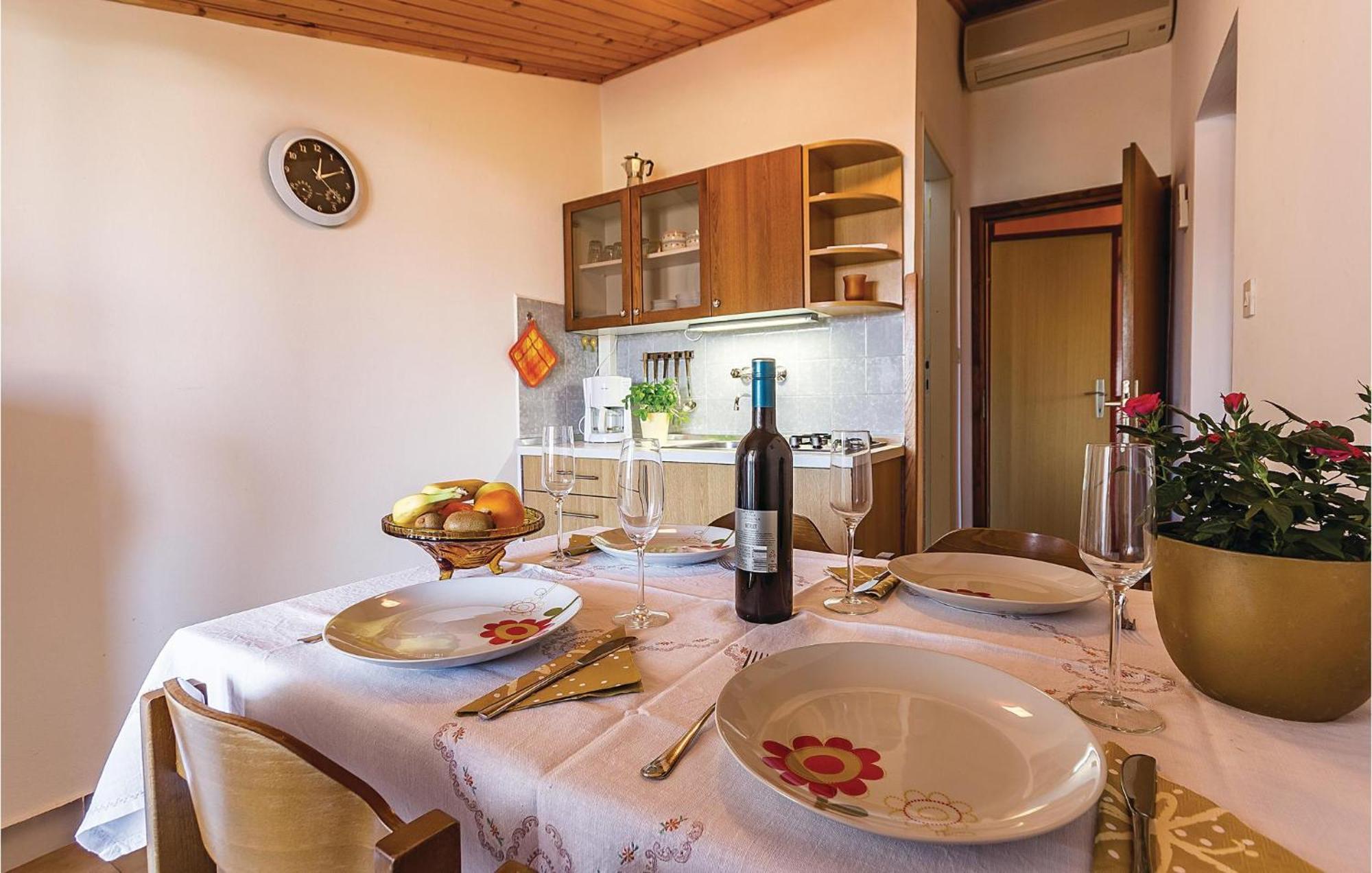 Beautiful Apartment In Pula With Kitchen Bagian luar foto
